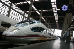 Cancelados 105 trenes AVE y Larga Distancia por el 8M