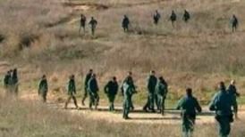 En busca de pistas bajo una loseta del súper donde trabajaba María Piedad