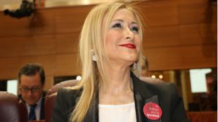 Cifuentes se pone la chapa de mujer trabajadora, el PSOE para y Podemos, sin diputadas