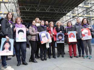 Carmena abandera la protesta de concejalas en Cibeles