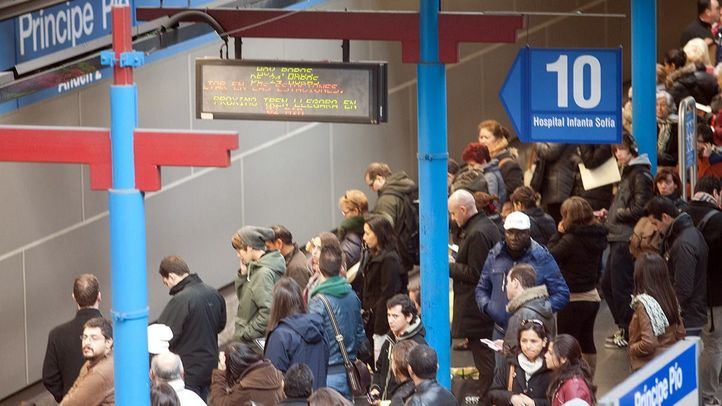 Aglomeración de viajeros en una estación de Metro de Madrid en una imagen de archivo de una jornada de paros.