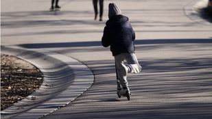Niño jugando solo en el parque.
