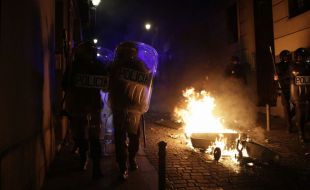 La muerte de un mantero tensa Lavapiés: contenedores ardiendo y cargas