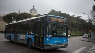 Autobús correspondiente a la línea 62 a su paso por la Ronda de Segovia.