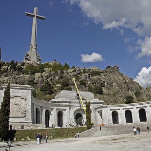 El prior del Valle de los Caídos retira el bloqueo de las exhumaciones