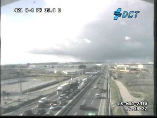 Accidentado un camión tras dar vueltas de campana en la A-4