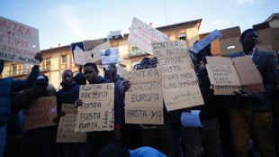 Los vecinos salen a la calle: "Ningún ser humano es ilegal"