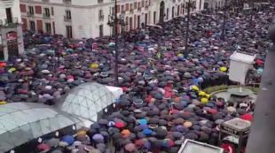 La lluvia no detiene a los jubilados: miles de personas claman por unas "pensiones dignas"
