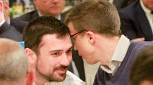 Espinar revuelve a los 'anticapis', que esperan al 'paracaidista' Errejón