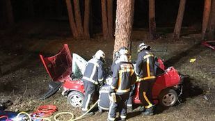 Fallece en Rascafría al empotrarse contra un árbol