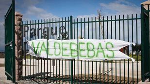 Pancarta colocada por los vecinos al no estar de acuerdo en llamarlo parque Felipe VI al Parque forestal de Valdebebas.