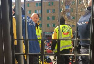 Se rocía con gasolina y amenaza con prenderse fuego en Hacienda por una deuda