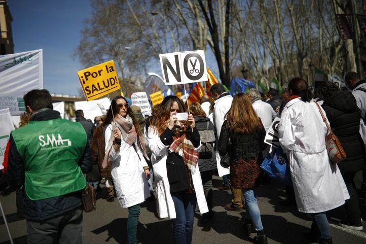 La manifestación se produce el día en el que los médicos están llamados a secundar una huelga de 8 de la mañana a 21h.