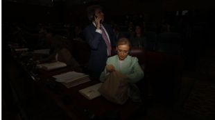 La oposición duda de una Cifuentes 'muda' y sondea la moción de censura