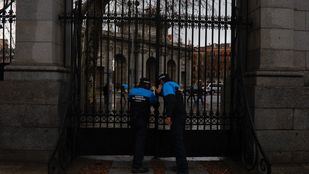 Por previsión de intensas rachas de viento el Ayuntamiento de Madrid ha decidido cerrar el Parque de El Retiro.