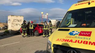 Tres jóvenes heridos al chocar contra una caseta en Móstoles