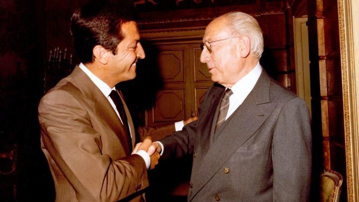 Adolfo Suárez recibe al alcalde de Madrid, Enrique Tierno Galván, en el Palacio de la Moncloa en 1980.
