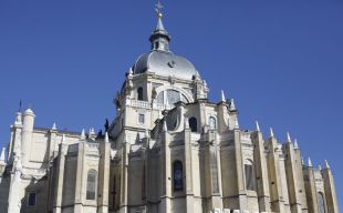 Alfonso XII coloca la primera piedra de la Almudena