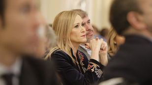 Acusan a Cifuentes de falsificar las firmas y el acta que usó para probar la obtención correcta de su máster