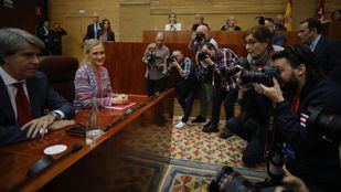 Cifuentes defiende que su máster es "real" aunque no muestra el TFM