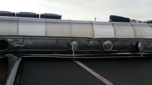 Atascos en la A-3 por el vuelco de un camión cisterna