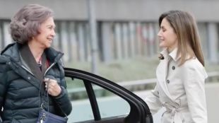 Las reinas Letizia y Sofía hacen las paces en público
