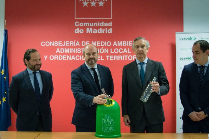 El consejero de Medio Ambiente, Pedro Rollán, y el director general de Ecovidrio, José Manuel Núñez-Lagos, han presentado los datos de reciclaje de vidrio de la Comunidad de Madrid.