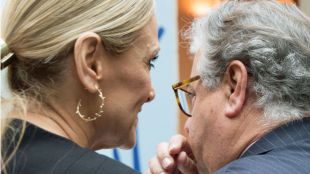 Un e-mail cuestiona ahora a Cifuentes, que solo se irá si se lo pide Rajoy
