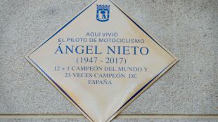 El piloto Ángel Nieto ya tiene una placa en su casa de Vallecas