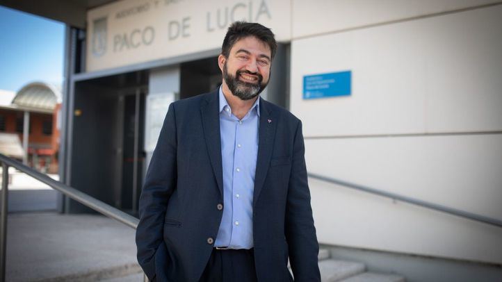 El concejal en el exterior de la Junta Municipal de Latina.