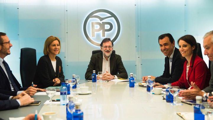 Mariano Rajoy, Maria Dolores de Cospedal y Fernando Martínez Maillo, junto a otros dirigentes populares en una reunión.