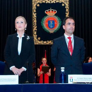 La presidenta renuncia a su máster