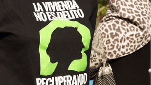 Camiseta que reza 'La vivienda no es delito'.
