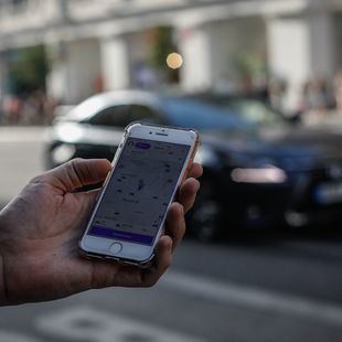 Cabify se desmarca de Uber y 'abraza' al taxi: pide no liberalizar el sector