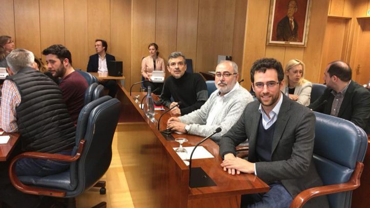 Alberto Oliver junto a otros dos diputados de Podemos en la Comisión de Investigación de la presencia del Amianto en el Metro de Madrid