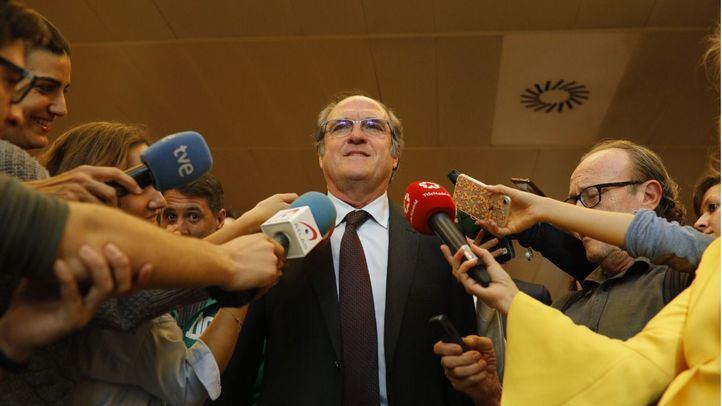 Gabilondo, en los pasillos de la Asamblea.