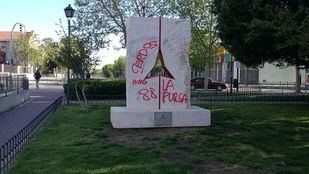 Pintadas nazis en el monumento a las brigadas internacionales de Vicálvaro.
