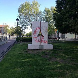 Pintadas nazis en el monumento a las Brigadas
