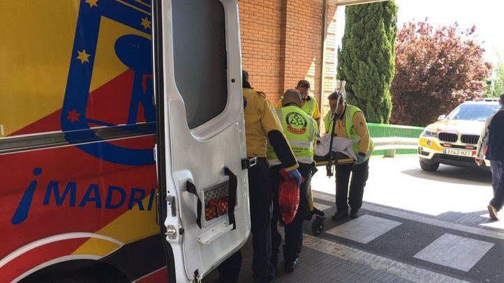 Los servicios de Emergencias Madrid han trasladado al apuñalado al hospital.