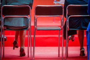 Cospedal, Soraya, sus gafas y la silla vacía entre las dos