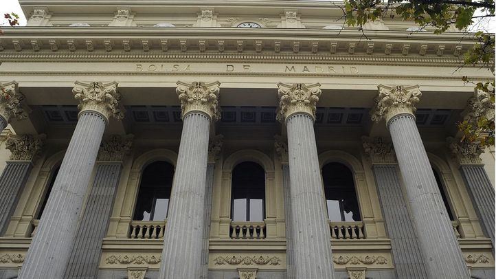 Fachada frontispicio de columnas de la Bolsa de Madrid.