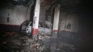 Un incendio deja un coche calcinado