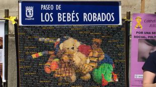 Las asociaciones de bebés robados se concentran por el Día de la madre