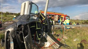 Tres heridos tras volcar e impactar contra una columna