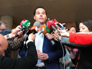 Aguado confirma el apoyo crucial de sus diputados