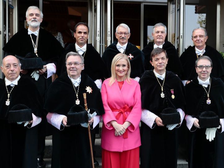 Cristina Cifuentes, con los rectores, en el acto de apertura del último curso académico