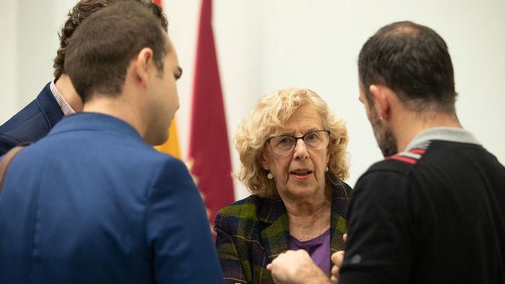 El concejal Nacho Murgui comunica a la alcaldesa, Manuela Carmena, una proposición institucional.