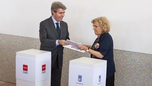 La Alcaldesa del Ayuntamiento de Madrid, Manuela Carmena y Ángel Garrido, Presidente en funciones de la Comunidad de Madrid firman el pacto de realojo de 150 familias de la Cañada Real.