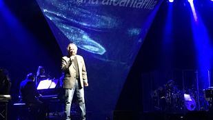 Serrat lleva el azul del Mediterráneo a la ciudad de la luz