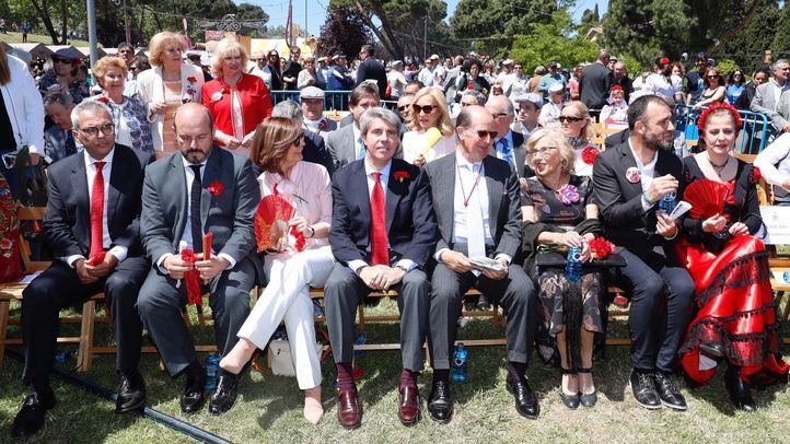 Políticos de la Comunidad y el Ayuntamiento se dan cita en la Pradera de San Isidro.